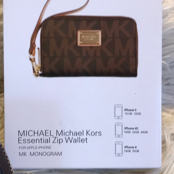 Michael Kors zip around wallet - Picture 4 of 7